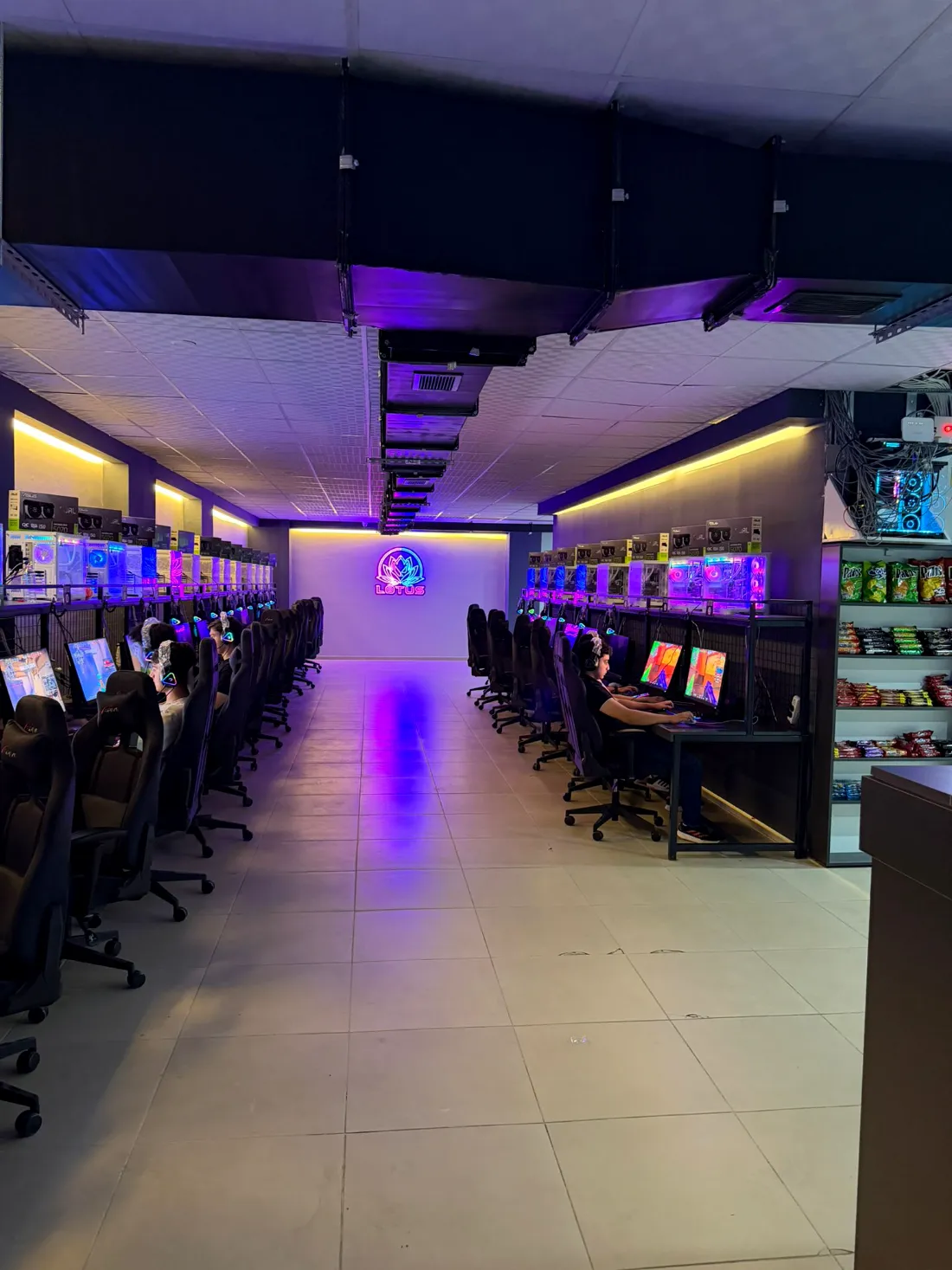 Lotus Gaming Batman gaming arena iç mekânı — oyun istasyonları ve ışıklı Lotus amblemi