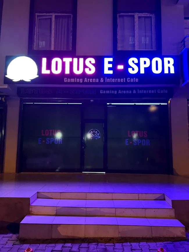 Lotus E-Spor Gaming Arena Batman dış cephe ve ışıklı giriş tabelası